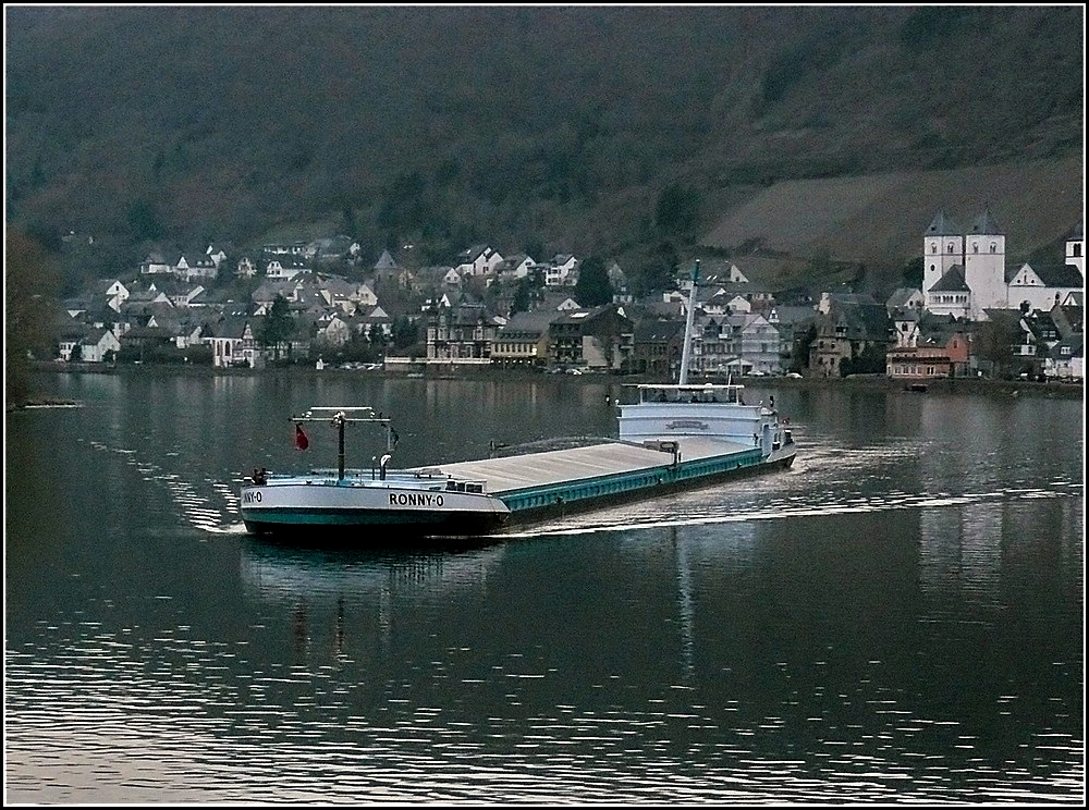 Frachtschiff  Ronny-O , Bj 2004, Euronr. 02326433, L 110 m, B 11,45 m, Ladekapazitt 3210 T.  Aufgenommen aus dem fahrenden Zug zwischen Trier und Koblenz in der Abenddmmerung am 18.03.2010.