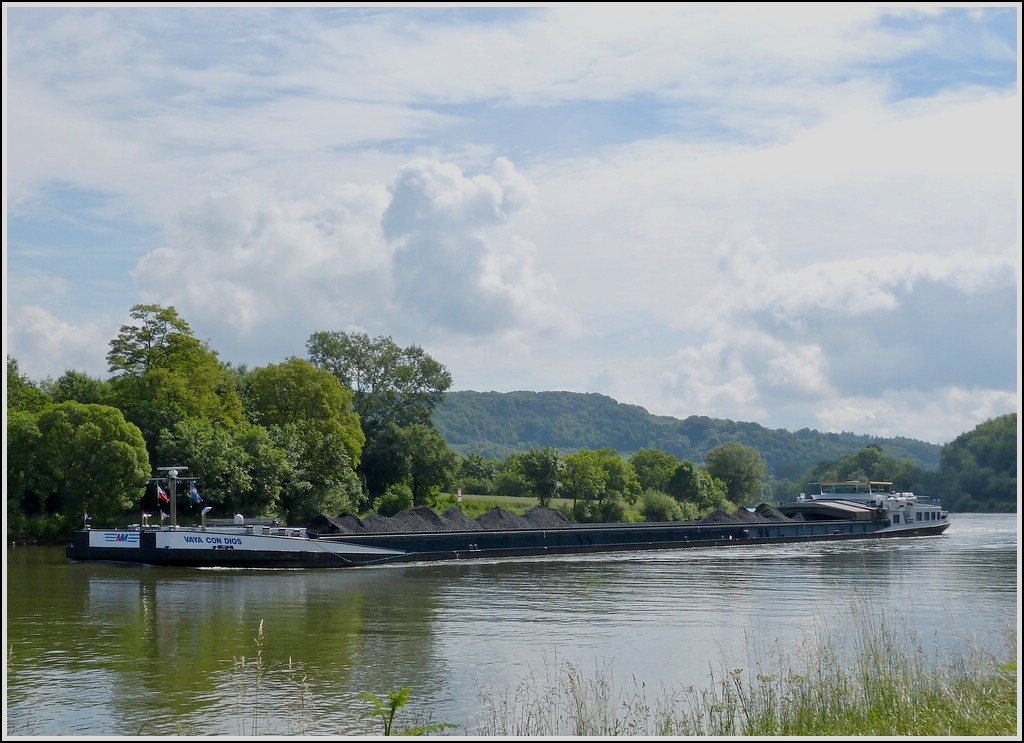 Frachtschiff  VAYA CON DIOS  Euronr 02321028, L 110m, B 11,40m, T 2826, gesehen auf der Mosel nahe Wasserbilligerbrck am 14.06.2013.