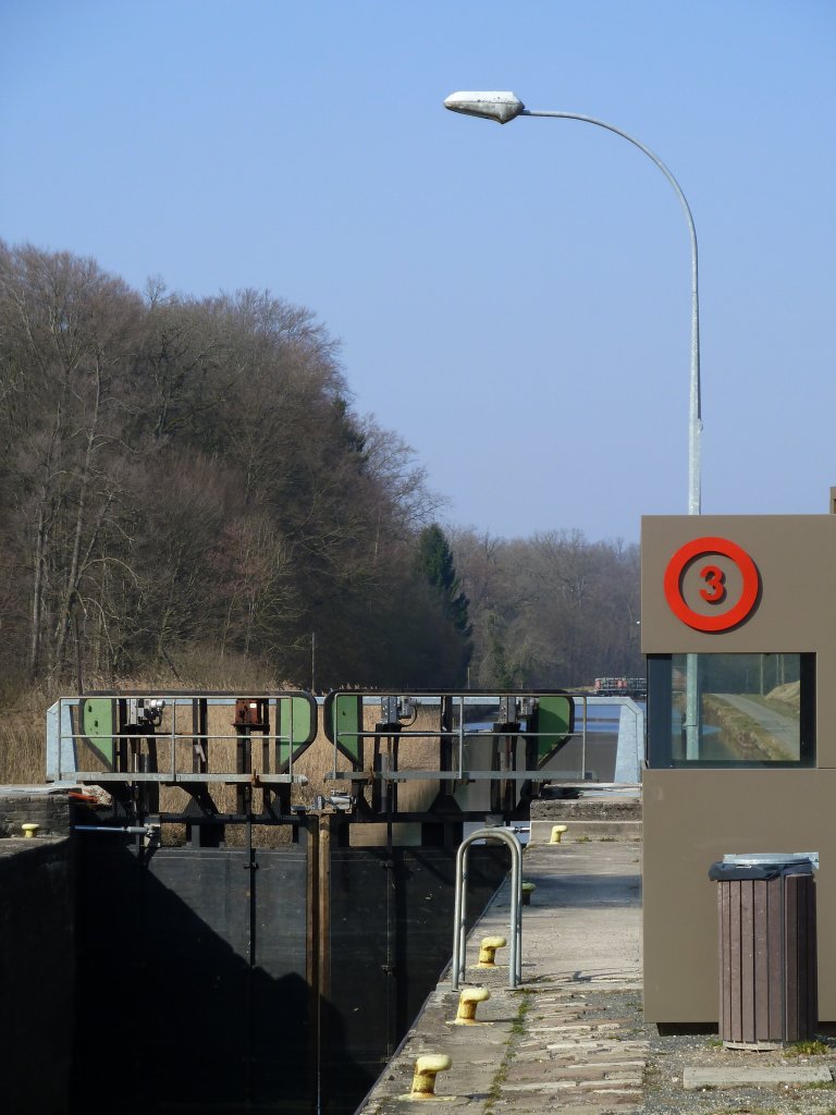 Frankreich, Elsass-Lothringen, Saarkanal (vormals Saar-Kohle-Kanal), Schleuse 3 und, im Hintergrund, Schleuse 4, 05.03.2011