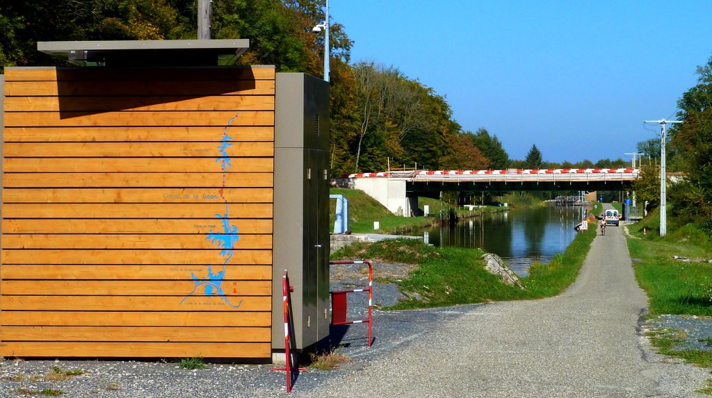 Frankreich, Elsass-Lothringen, Saarkanal (vormals Saar-Kohle-Kanal), Schleuse 5 und, im Hintergrund, Schleuse 6. Zwischen den beiden Schleusen die neue Brcke des Ausbaus der TGV Strecke Paris-Strassburg, 01.10.2011