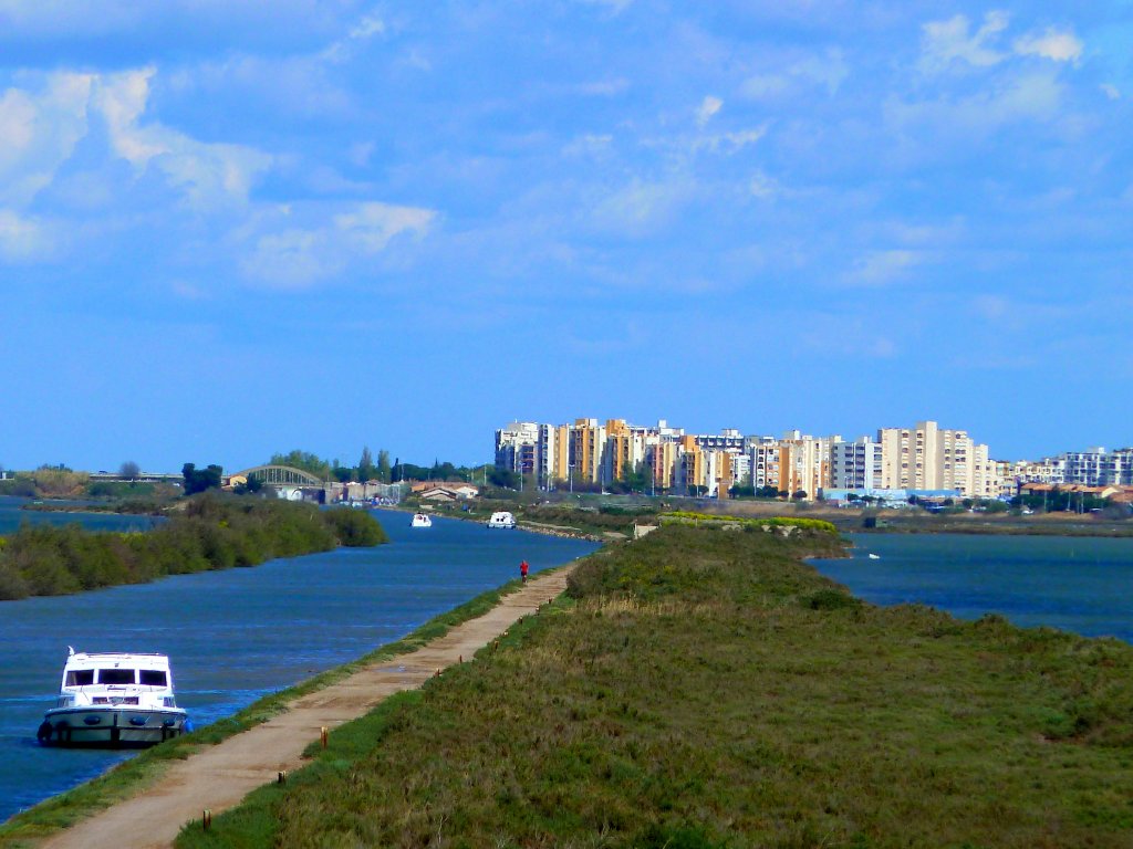 Frankreich, Languedoc-Roussillon, der Canal du Rhne  Ste, zwischen zwei Weihern, links dem tang du Mjean, rechts dem tang du Grec, im Hintergrund Carnon, von Palavas-les-Flots aus gesehen, 07.04.2012