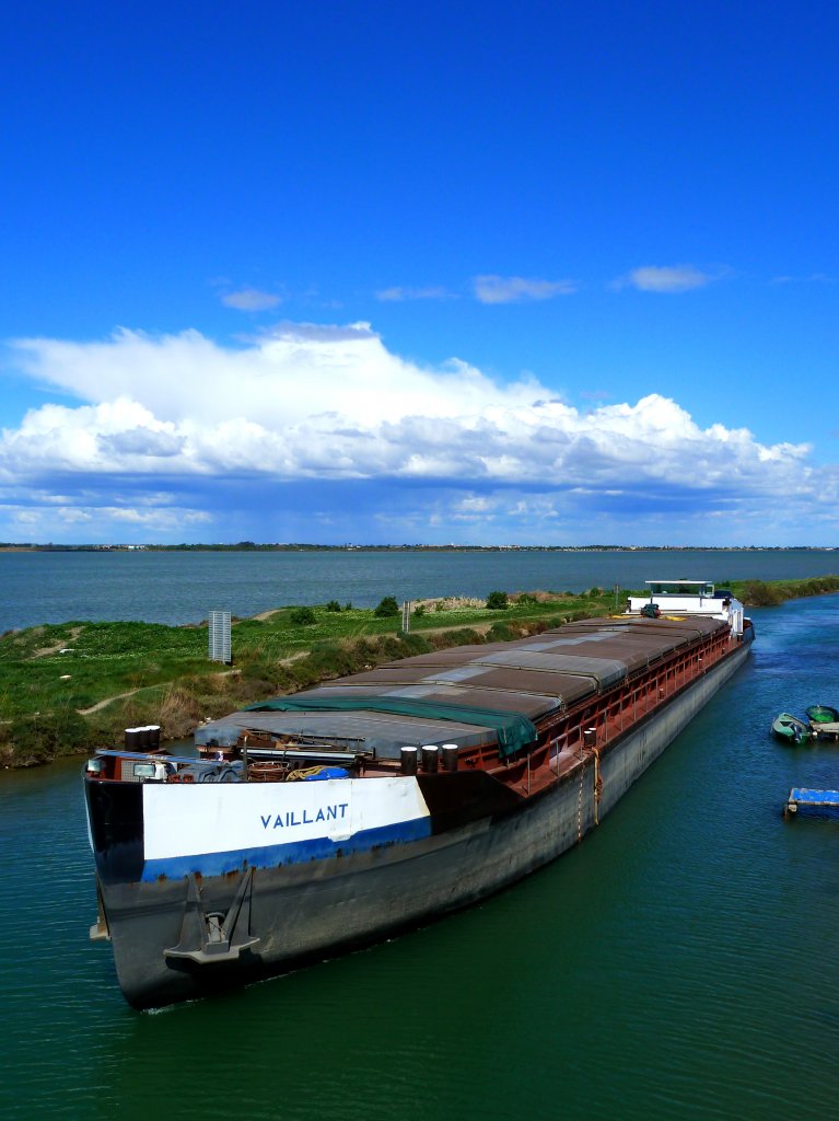 Frankreich, Languedoc-Roussillon, der Canal du Rhne  Ste in Palavas-les-Flots, GMS  Vaillant , links der tang du Mjean, 07.04.2012