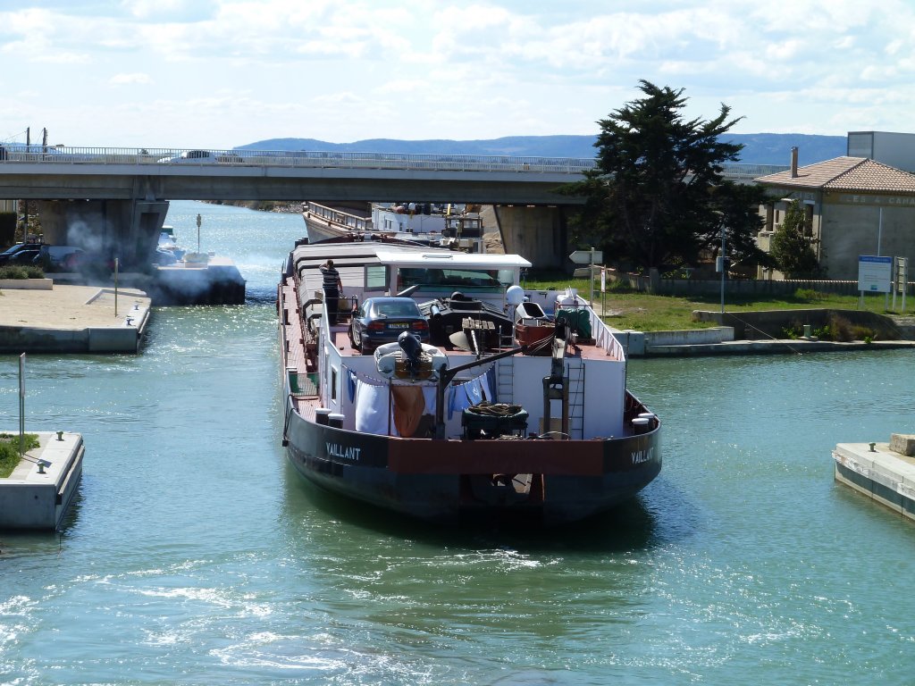 Frankreich, Languedoc-Roussillon, Palavas-les-Flots, GMS  Vaillant  auf dem Canal du Rhne  Ste durchquert hier den Lez (Saint-Clment-de-Rivire  -  Montpellier  -  Lattes  - Palavas), 07.04.2012