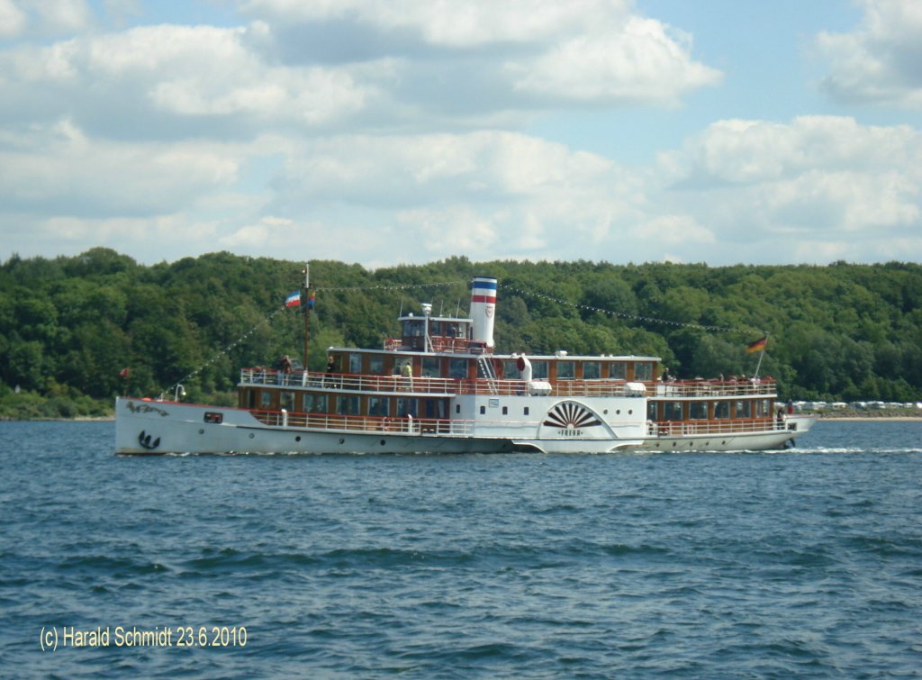 FREYA am 23.6.2010 auf der Kieler Frde
Reederei Sven Paulsen, Westerland seit 1999 / Seitenraddampfer / 1905 bei J.&K. Smid in Kinderdijk, NL / La 51,69m, B 11,40m, Tg 2,20m / 1x 2-Zyl.Verbunddampfmaschine, 140 PSi, 8,5kn = 15,7km/h /  250 Personen / ex „De Nederlander“ 1990, „De Zwaan“ 1935, „Westerschelde“ 1905