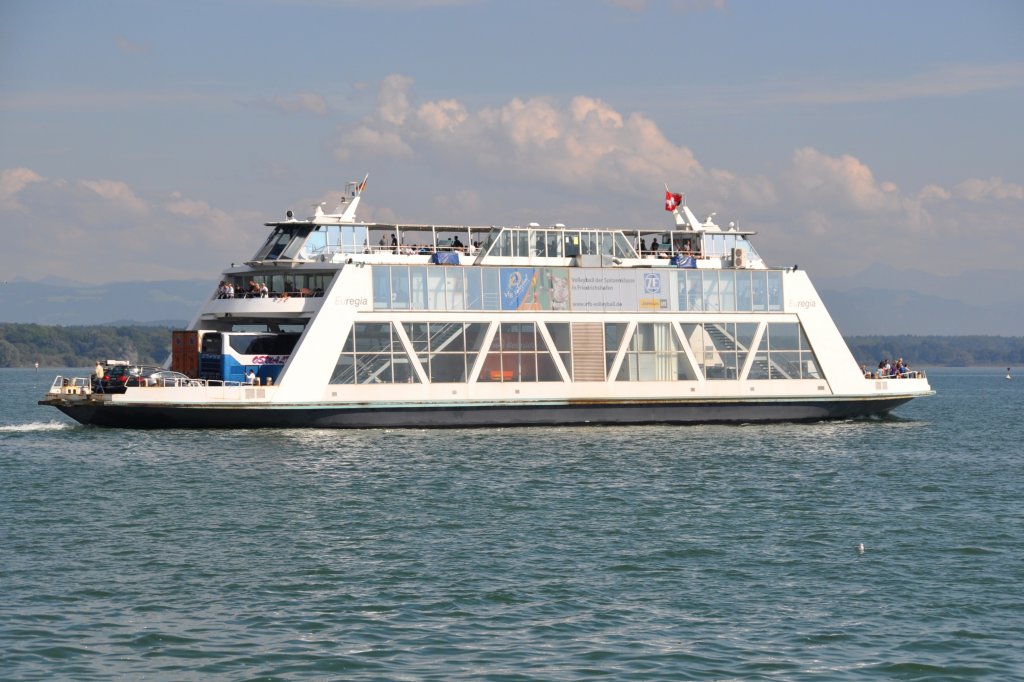 FRIEDRICHSHAFEN (Bodenseekreis), 03.09.2010, Fährschiff Euregia auf dem Bodensee vor Friedrichshafen; dieses Schiff fährt mit schweizerischen Papieren, jedoch jeweils unter der Flagge der entsprechenden Schiffsbesatzung