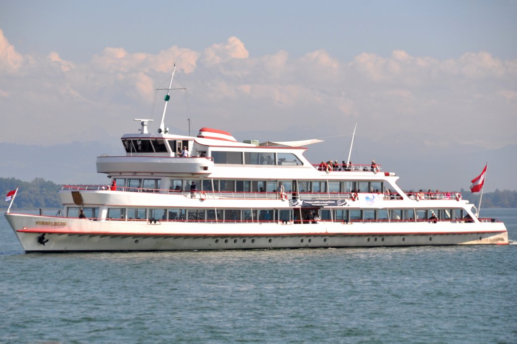 FRIEDRICHSHAFEN (Bodenseekreis), 03.09.2010, Fahrgastschiff Vorarlberg unter österreichischer Flagge vor Friedrichshafen