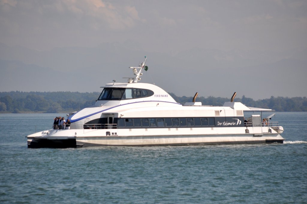 FRIEDRICHSHAFEN (Bodenseekreis), 03.09.2010, Katamaran Ferdinand auf dem Bodensee vor Friedrichshafen