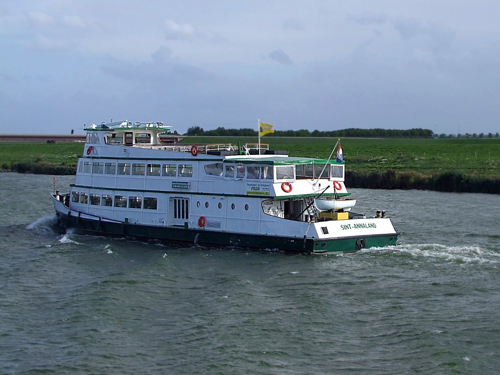 FRISIA-(Partyboot) fr Rundfahrten wurde 1962 gebaut;L=40,B=8mtr.; ist im Bereich der Tholensebrug unterwegs;100830