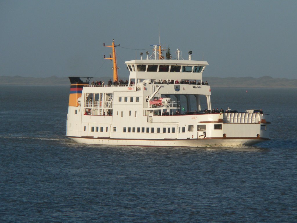 Frisia V ist im Fhrbetrieb auf der Nordsee unterwegs. 2.1.2013