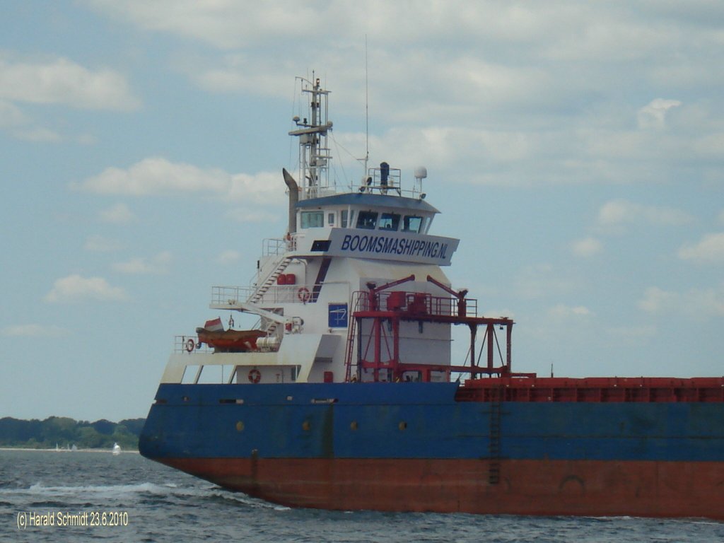 FRISIAN SUMMER IMO 9367762 am 23.6.2010 in der Kieler Bucht, NOK auslaufend, Detailaufnahme
LxBxTg: 118,9x13,45x6,08m / BRZ 4087 / 11,5 kn / Baujahr 2008 / Boomsma Shipping, NL / Flagge: NL /
