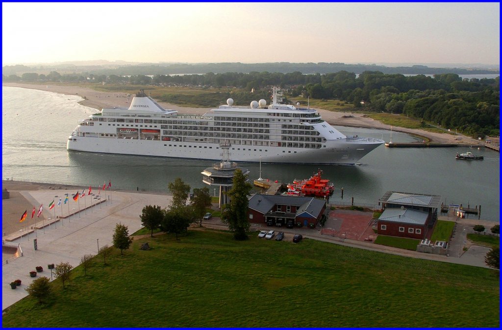 Frh morgens kam die MS SILVER WHISPER IMO 9192179, in Lbeck-Travemnde an...
Aufgenommen: 16.8.2012 um 06:58 Uhr...