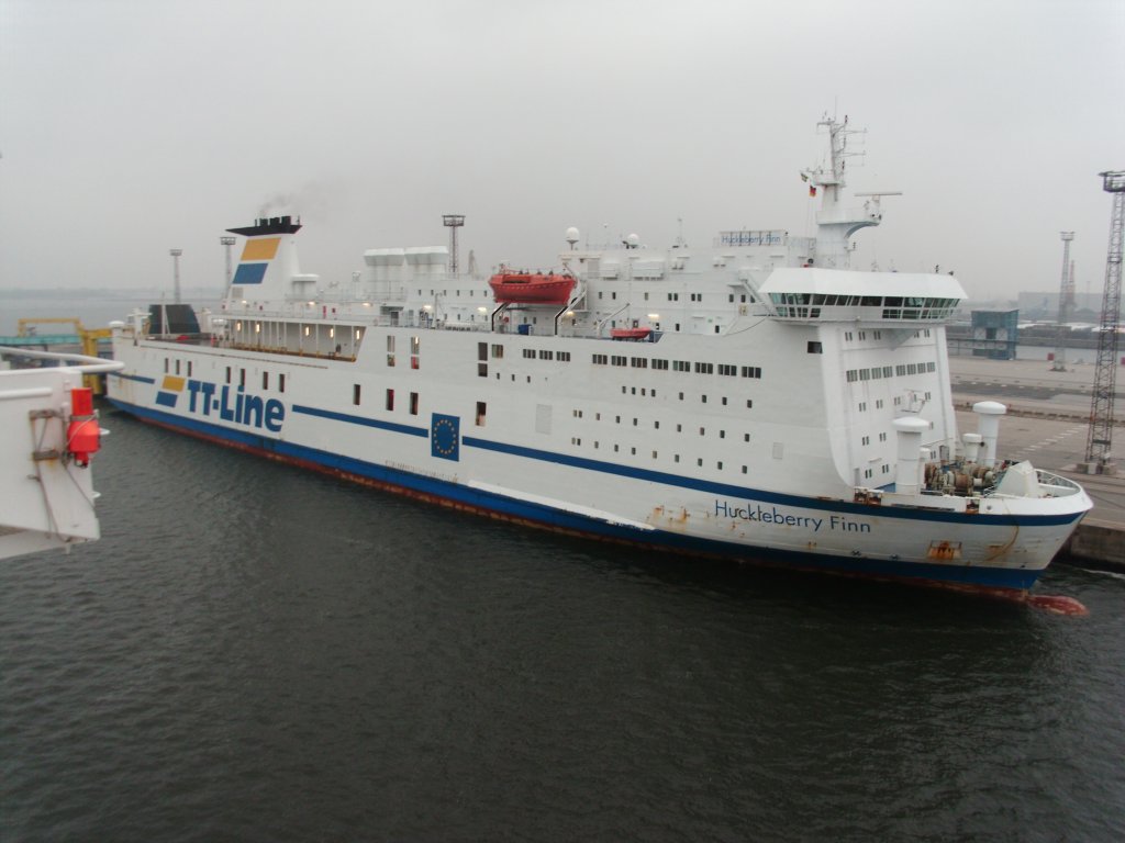 FS  Huckleberry Finn  im Hafen Rostock am 06.04.11. Aufnahme von Bord der FS  Mecklenburg Vorpommern .

