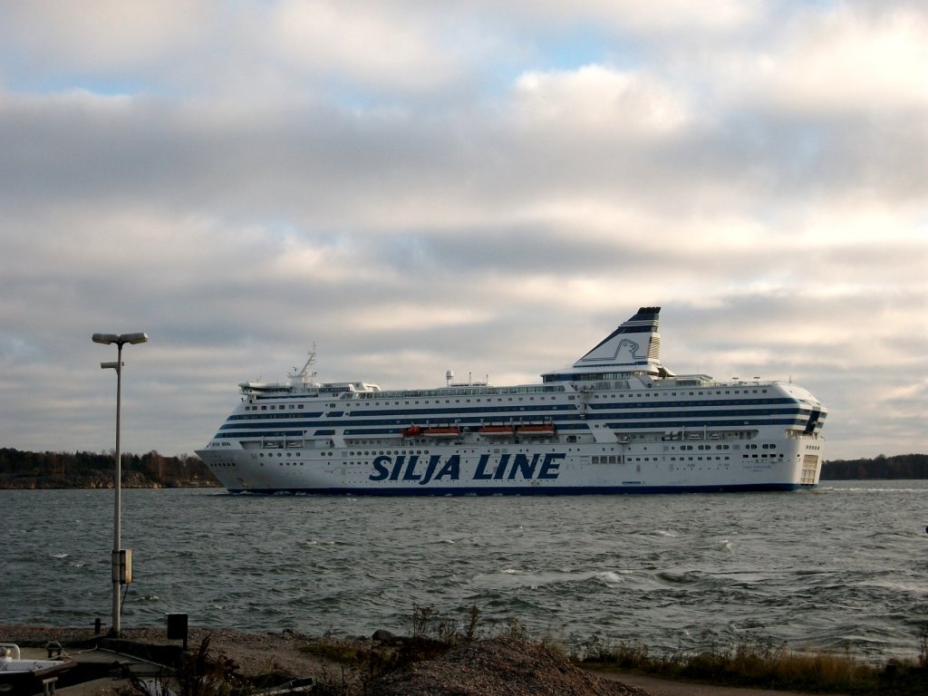 FS Silja Serenade vor Suomenlinna am 29.10.09