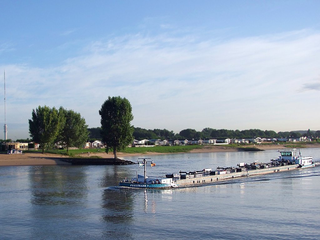 FUELTRANS7(MMSI:244660580;L=82; B=8mtr)steuert in den frhen Morgenstunden Richtung Schoonhoven;100903