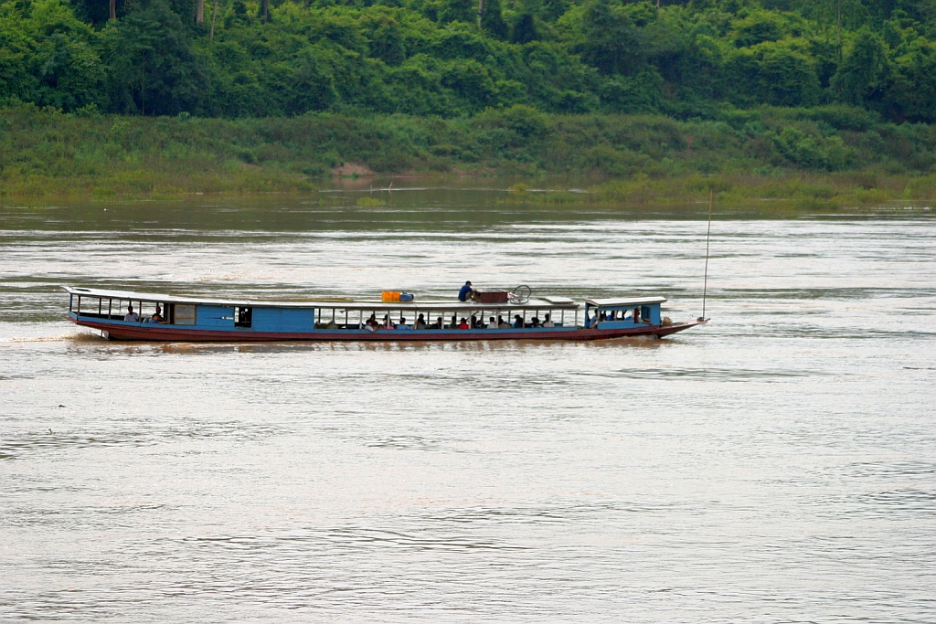Fr die Gegend typisches kleines Fluboot am 07.Juni 2006 auf dem Mekong bei Luang Prabang. Dieser Bootstyp wird sowohl im Liniendienst wie auch im Charter einesetzt.