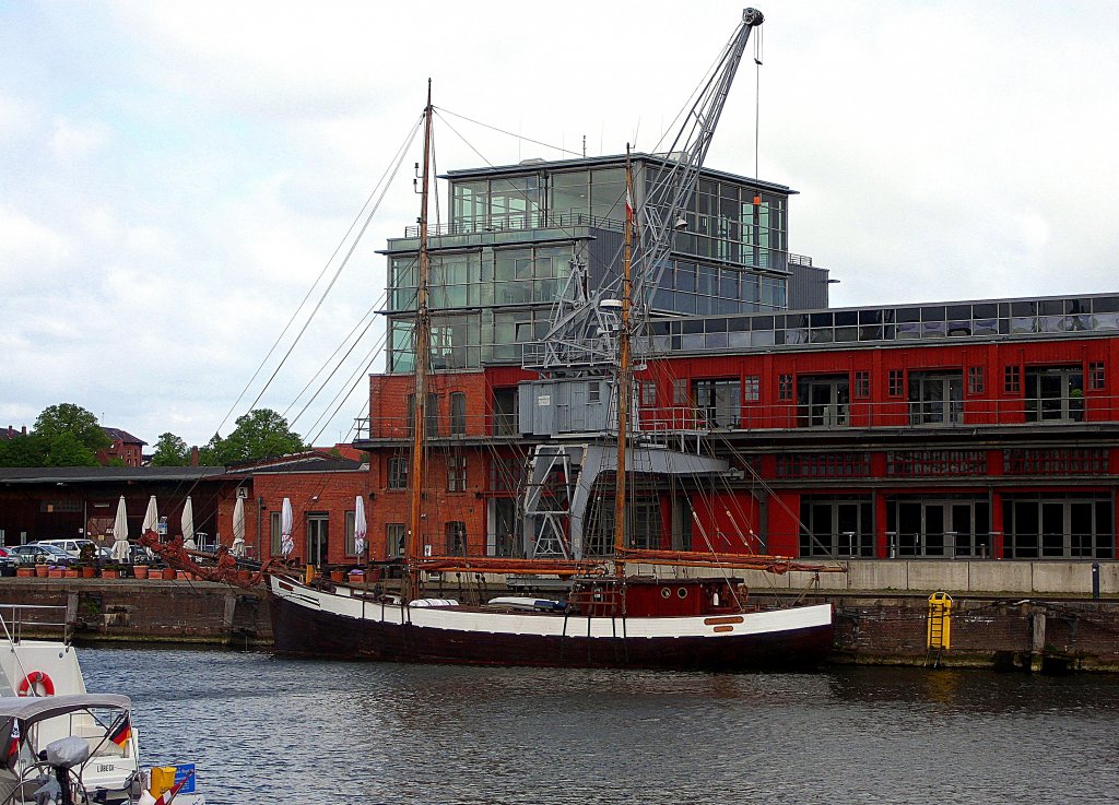 Galeasse FRIDTHJOF liegt zur Ausreise, verholt vom Holsten- in den Hansahafen in Lbeck, bereit an den MEDIA-Docks in Lbeck...  Aufgenommen: 12.5.2012