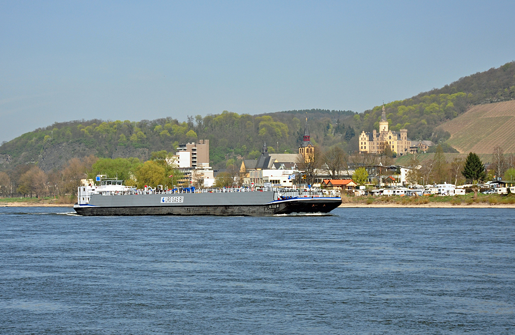 Gastanker  LRG Gas 81  auf dem Rhein mit Hintergrundkulisse von Bad Hnningen mit dem Schlo Arenfels - 02.04.2011