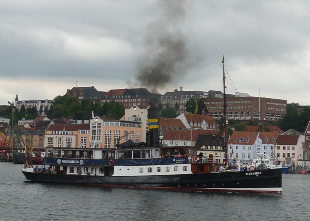 Gastgeber des Dampfrundum ist der Frdedampfer Alexandra, Baujahr 1908 bei Janssen und Schmilinsky/Hamburg. Aufnahme vom 12.07.2009