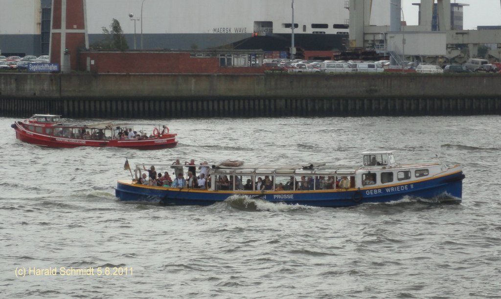 GEBR: WRIEDE II   (ENI 5106020) am 5.8.2011, Hamburg, Elbe vor dem Segelschiffhafen /
Barkasse / La 18,06 m, B 3,98 m, Tg1,36  m / 230 PS / 90 Fahrgste / erbaut 1939 bei Wulf, Hamburg /
