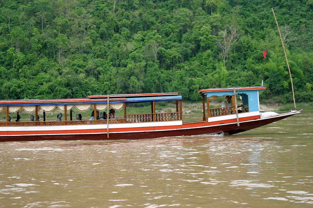 Gechartertes Linienboot am 18.Mai 2007 auf dem Mekong etwas stromaufwrts von Luang Prabang.