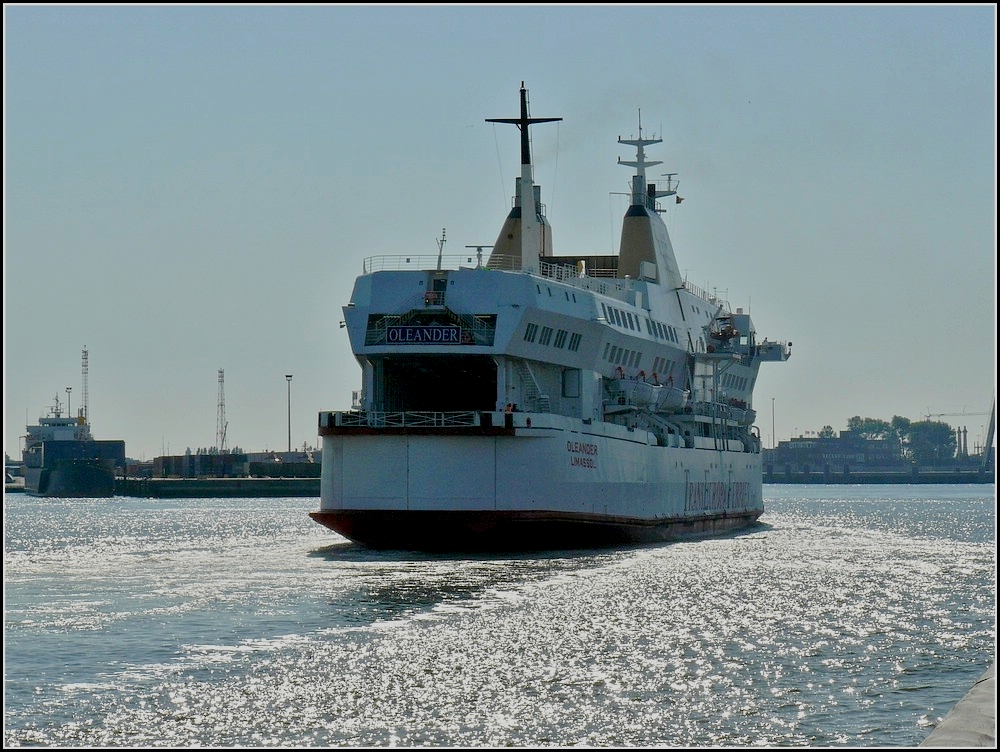 Gegenlichtaufnahme der Fhre OLEANDER LIMASSOL der Gesellschaft Trans Europa Ferries aufgenommen am 14.09.08 whrend der Einfahrt in den Hafen von Oostende.