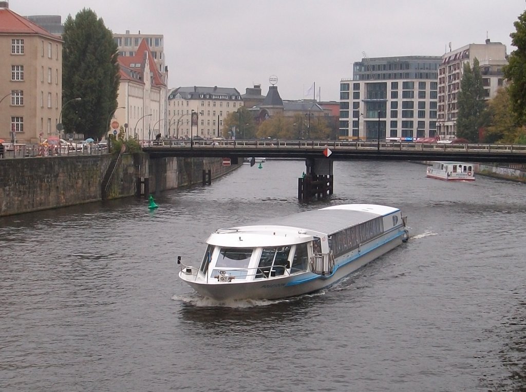 Geht man in Berlin die Spree entlang,so brauch mal nicht lange auf ein Schiff zu warten.So kam mir an der Monbijoubrcke am 16.Oktober 2010
dieses Ausflugsschiff entgegen.