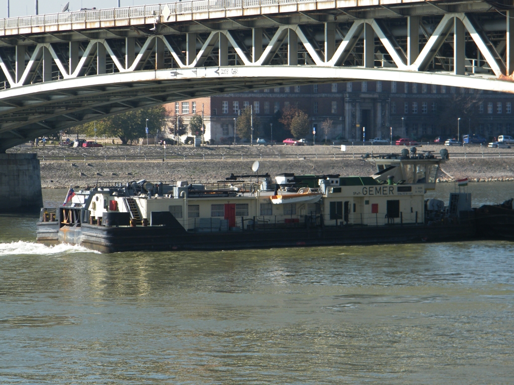 Gemer in Budapest, an Donau unter der Petőfi-Brcke, am 09. 10. 2010. 