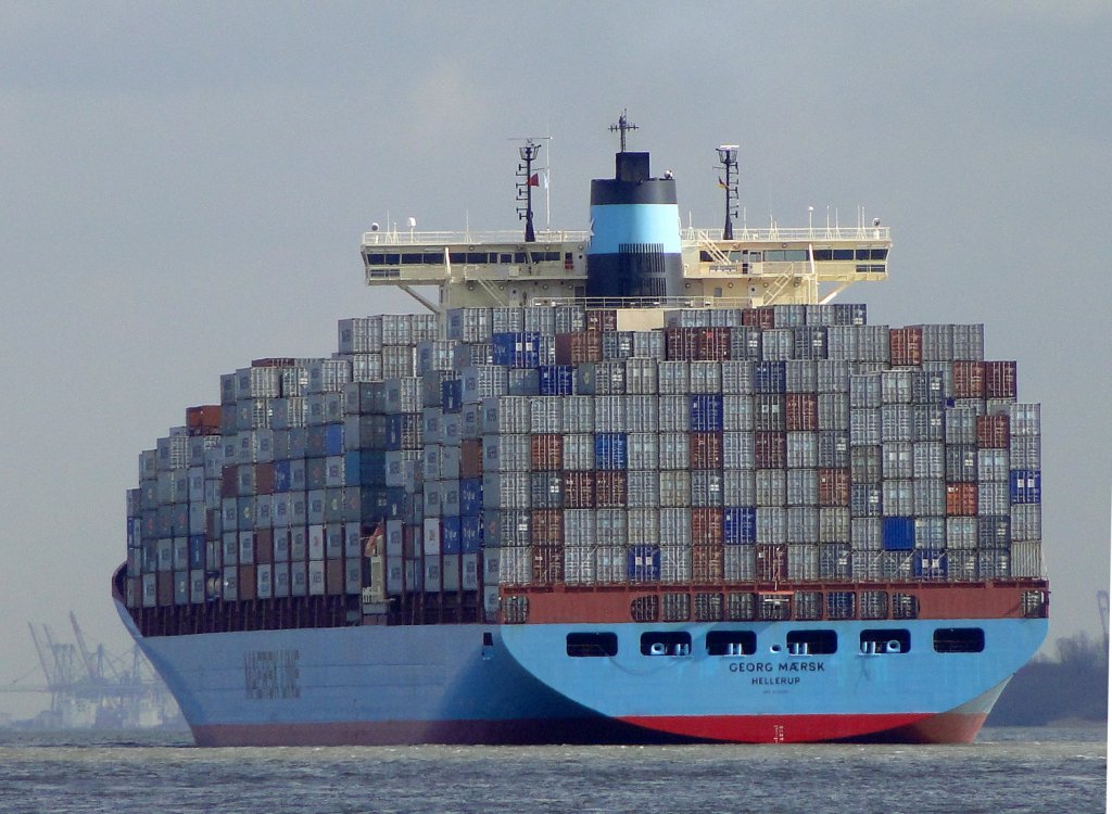  Georg Maersk  Kurs Hamburg 19.03.2012
overall length (m): 367,3 
overall beam (m): 42,8 
maximum draught (m): 15 
maximum TEU capacity: 10150 
deadweight (ton): 115.700 
