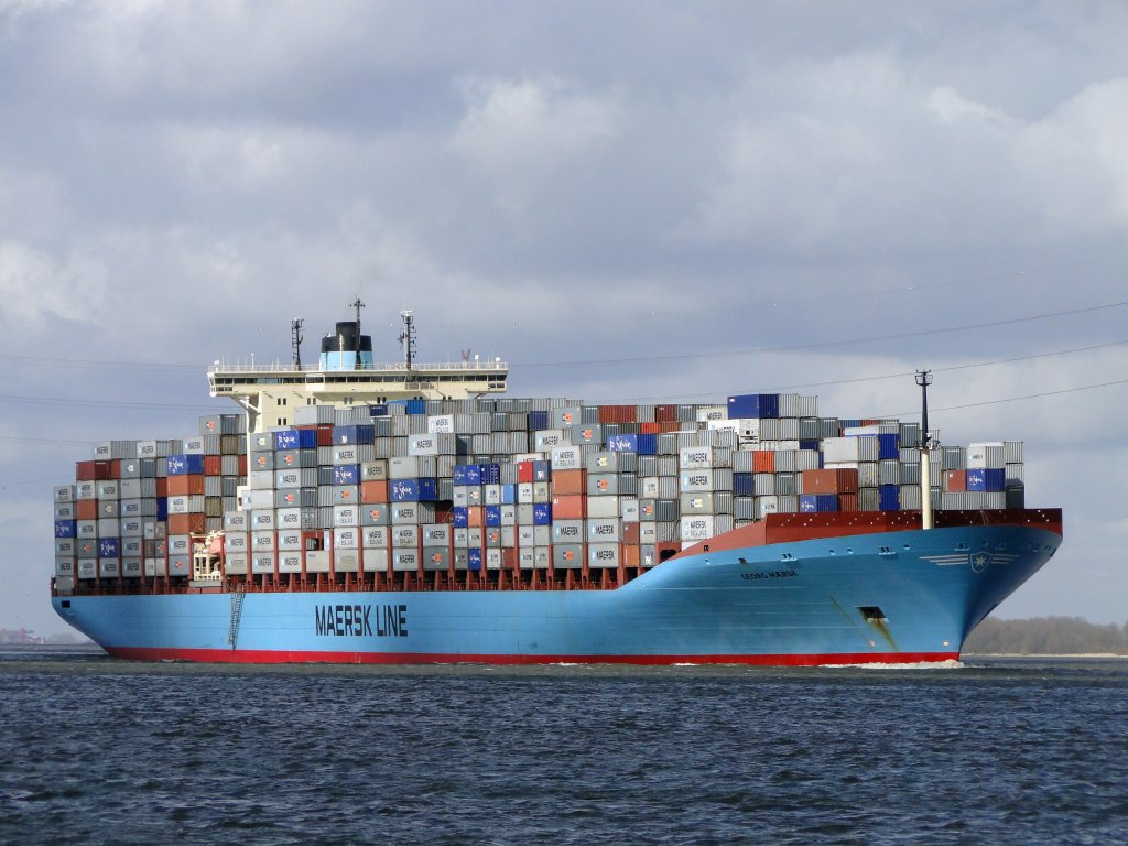  Georg Maersk  Kurs Hamburg 19.03.2012
overall length (m): 367,3 
overall beam (m): 42,8 
maximum draught (m): 15 
maximum TEU capacity: 10150 
deadweight (ton): 115.700 