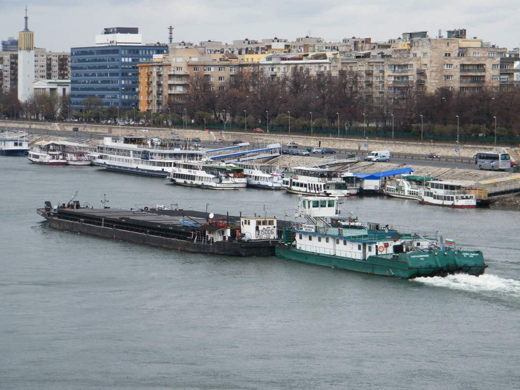 Georgi Izmirliev (aus Bulgaria) fhrt an Donau in Budapest, bei der Margit-Brcke, am 17. 12. 2011. 