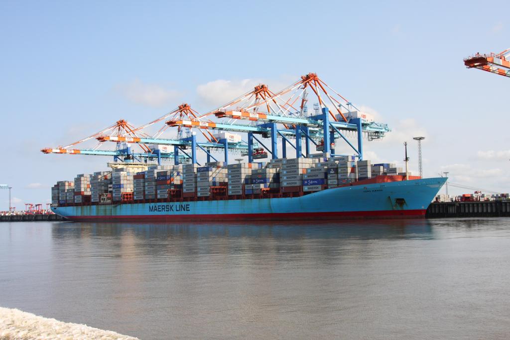 Gerd Maersk von der Vorderseite gesehen. Das riesige Containerschiff
lag am 6.7.2013 am Container Kai in Bremerhaven.