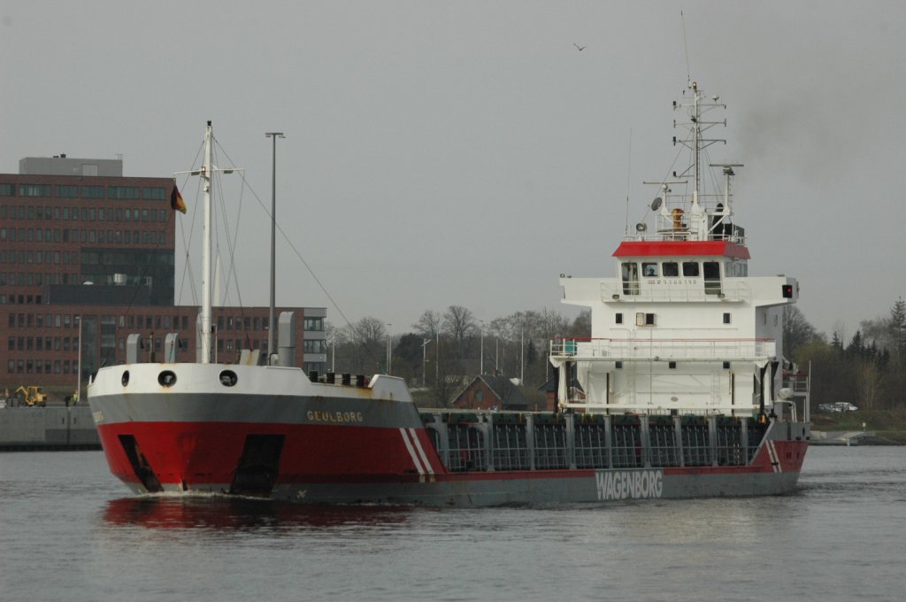 Geulborg  (IMO: 9100140) mit Heimathafen Willemstad wurde auf dem NOK bei Rendsburg an der Eisenbahnhochbrcke gesichtet. Fotografiert am 11.04.2011. Fhrt Richtung Kiel.  Lnge 90 m, Breite 14 m  Baujahr 1994.