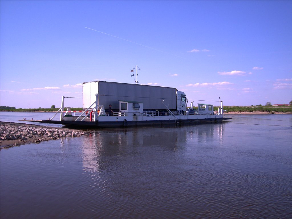 Gierfhre Pretzsch/Elbe mit Sattelzug u. diverse PKW  beim bersetzen,Antriebslos-sehr umweltfreundlich, 03.05.2007