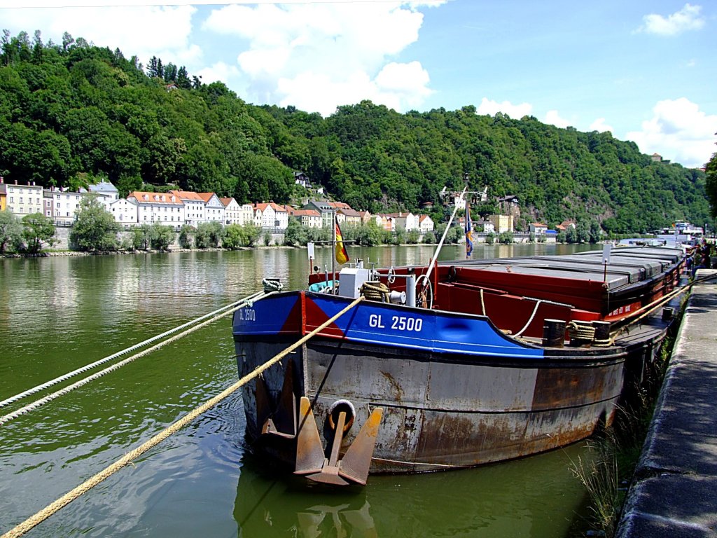 GL 2500( L=83,00; B=10,15 m; 1520 To) aus Rumnien, Galati liegt mit CARMEL in Passau vor Anker;110616