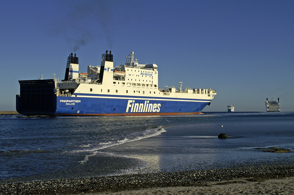 Gleich nach M/S Peter Pan lauft M/S Finnpartner aus. Im Hintergrund M/S Peter Pan und M/S Robin Hood. Aufgenomen 26.10.2010.