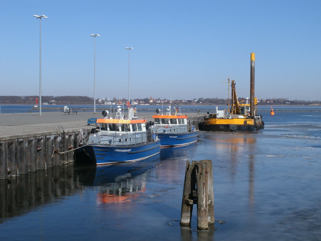 Gleich zwei Polizeiboote am 08.Mrz 2011 in Stralsund.