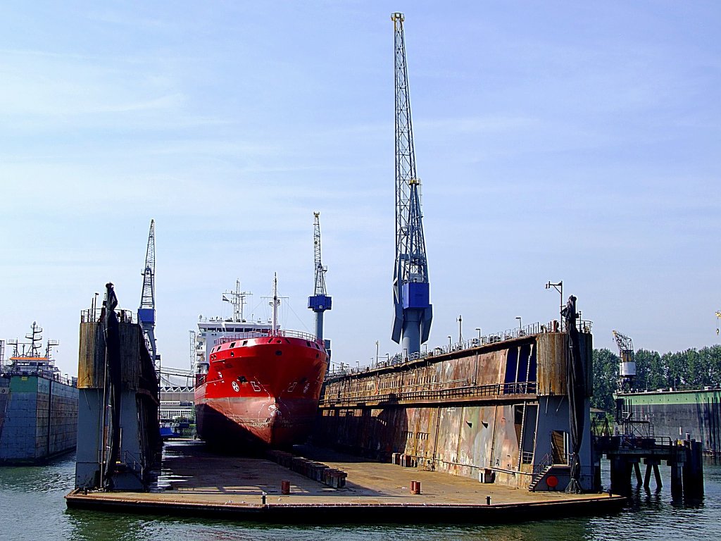 Global River(IMO:9427445; L=117; B=17mtr.)befindet sich im Hafen von Rotterdam in einem DAMEN-Schwimmdock; 110902