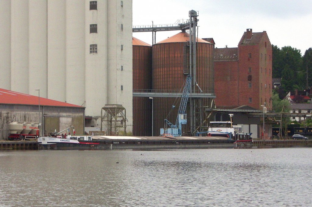 GMS ANGRA , ENI 04019850 aus Minden, liegt vor dem Getreidesilo von Rautenberg im Mllner Stadthafen an der Pier... Aufgenommen: 16.6.2012