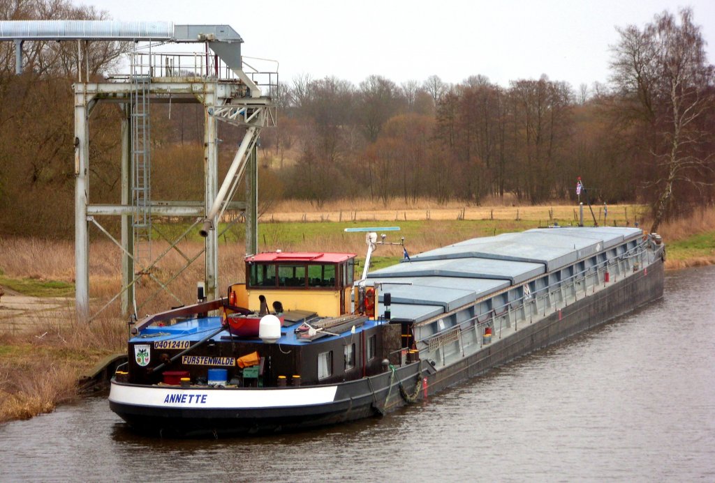 GMS ANNETTE ENI 04012410, hat wegen Sonntagsruhe die Laderaumluken geschlossen,
damit das geladene Futtergetreide nicht nass werden kann...
Aufgenommen am ELK 11.03.2012