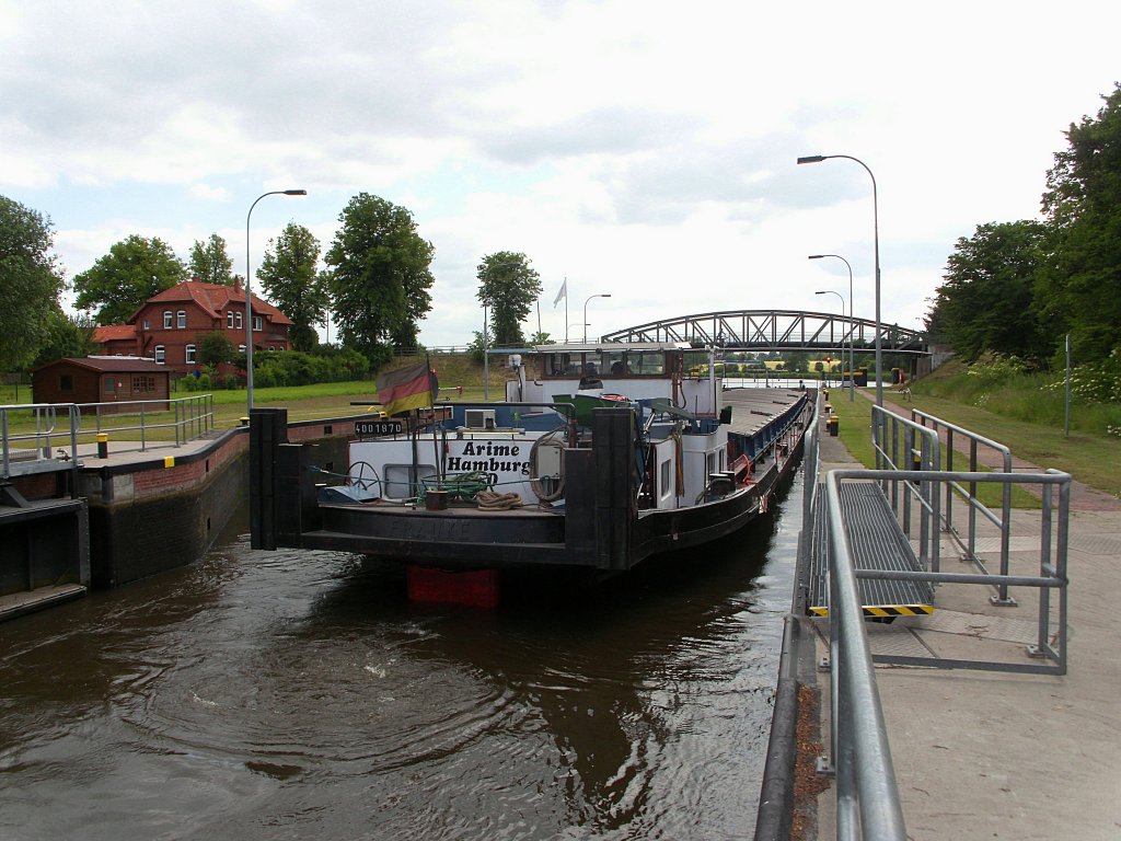 GMS ARIME ENI 04001870, luft hier in die Lbeck-Bssauer ELK-Schleuse zum Aufschleusen ein...   Aufgenommen: 13.06.2012, 16:23 Uhr.