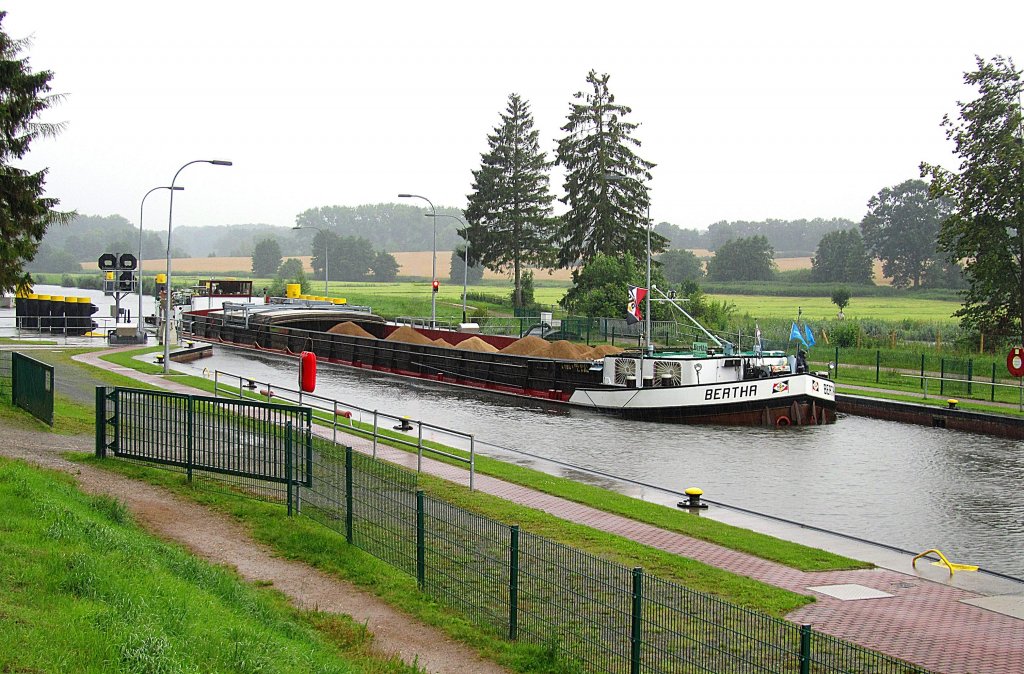 GMS BERTHA ENI 04018140 hat Kraftwerkssand fr Lehmannkai 3 in Lbeck geladen und luft vom ELK in die Krummesser ELK-Schleuse ein...