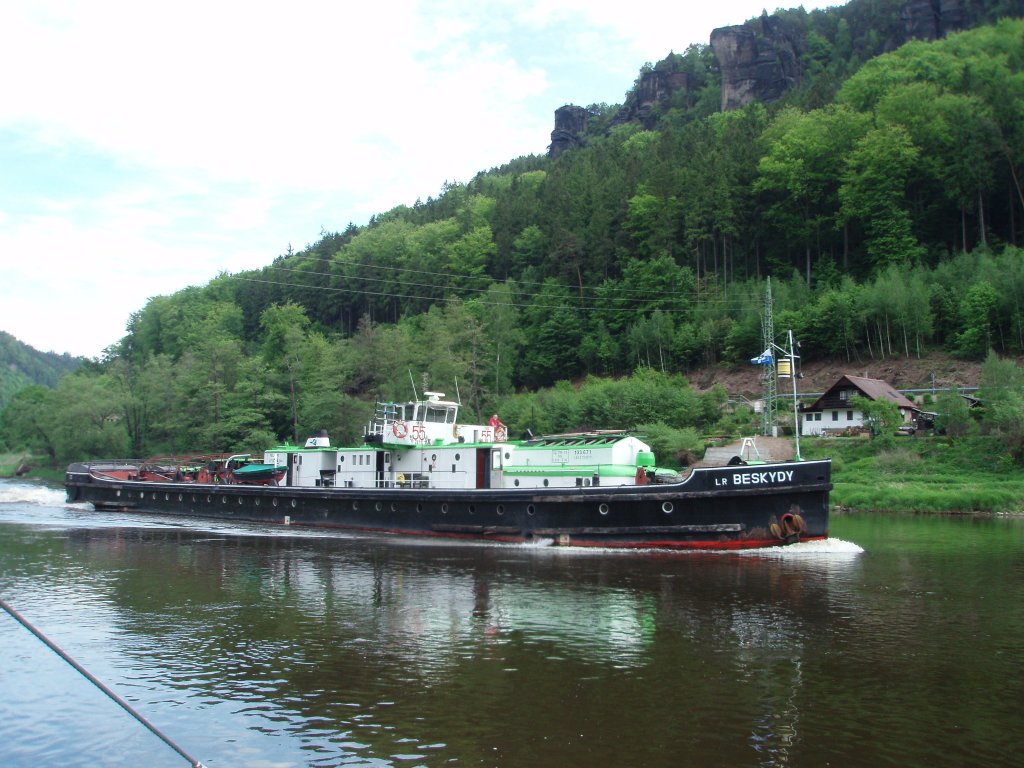 GMS Beskydy fährt im Elbe bei Dorf Dolní ´leb-Sächsische Schweiz