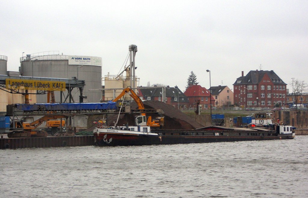 GMS BORSIGWALDE ENI 04024070, 70m lang und 8m breit sowie ber 100 Jahre  alt  ,wird am Lbecker Lagerhauskai 1 beladen... Aufgenommen: 4.4.2012