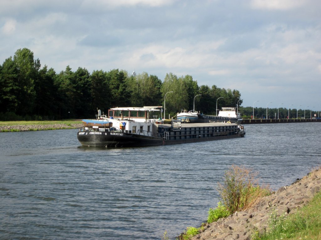 GMS Concordia , 04300880 , 67 x 7,10 , mu am 26.08.2012 von der Trogbrcke kommend vor der Schleuse Hohenwarthe warten da nur die sdliche Kammer in Betrieb ist.