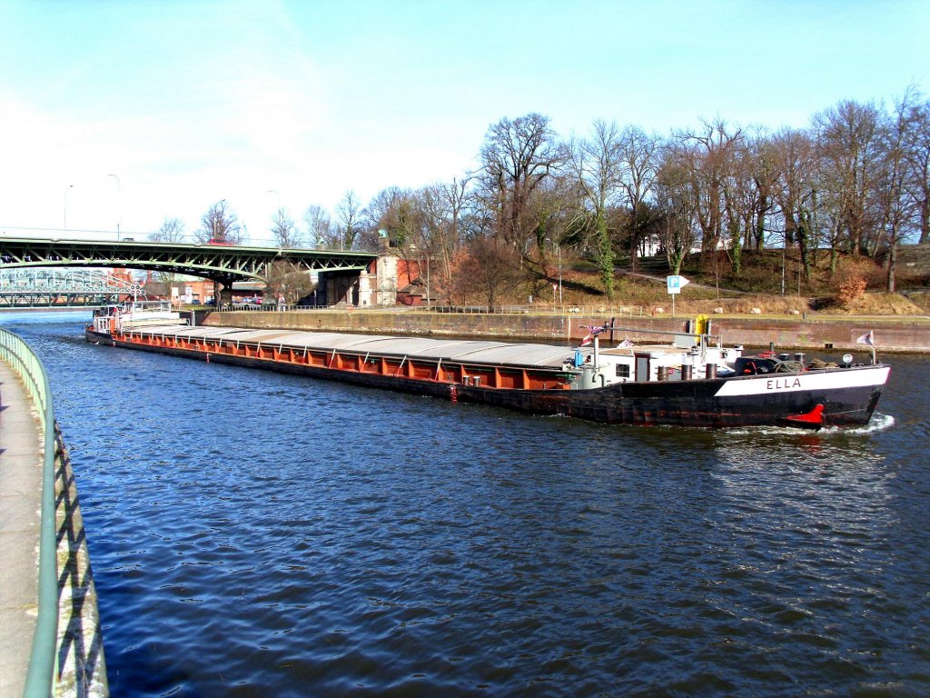 GMS ELLA ENI 04004810 luft mit einer Ladung Raps in der Kanaltrave in Lbeck Richtung Elbe Lbeck Kanal...   Aufgenommen: 3.3.2012