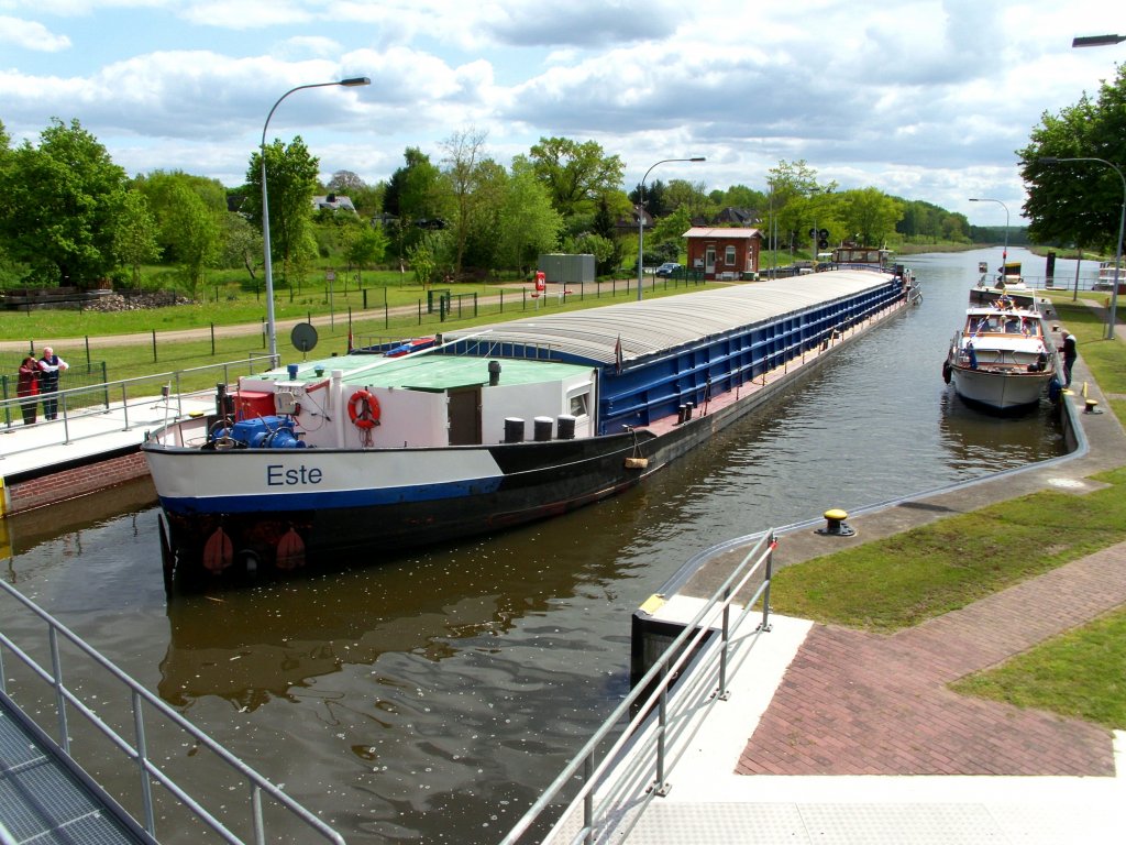 GMS ESTE ENI 04021150, mit einer Getreideladung in die ELK- Donnerschleuse  in Neu Lankau einlaufend...   Aufgenommen: 13.5.2012