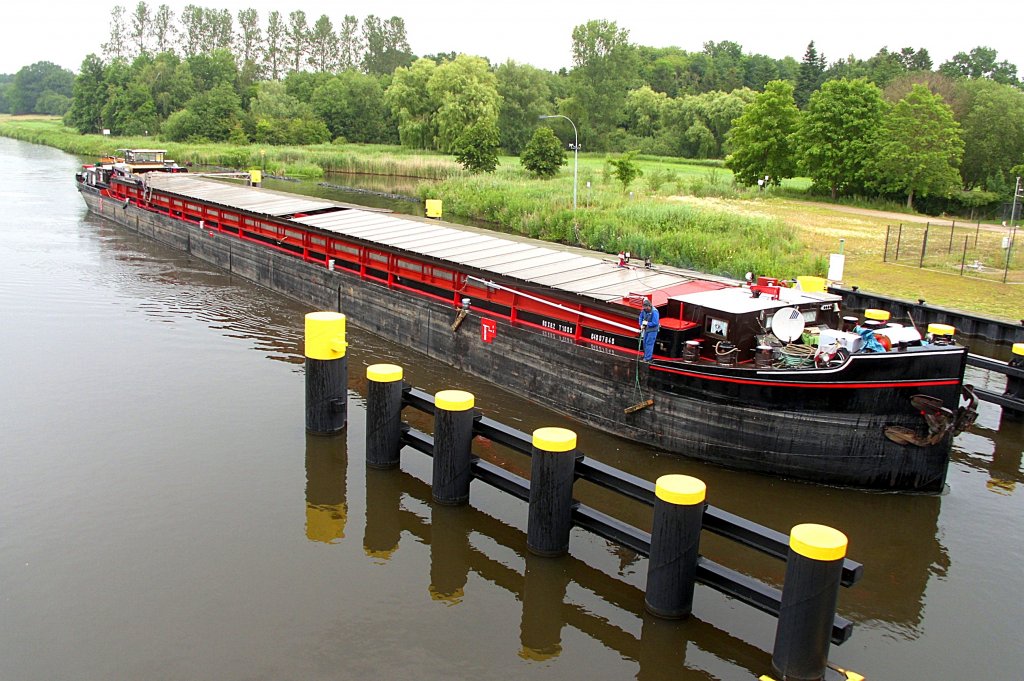 GMS FELICITAS 2, ENI 04007840, kommt von der Krummesser ELK-Schleuse in die Berkenthiner Kanalschleuse...  Aufgenommen: 27.6.2012