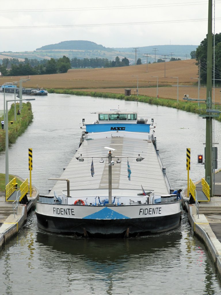 GMS  FIDENTE  , 2327351 , 105 x 10,50 , fhrt am 29.07.2013 auf ihrer Main-Talfahrt in die Schleuse Harrbach ein.