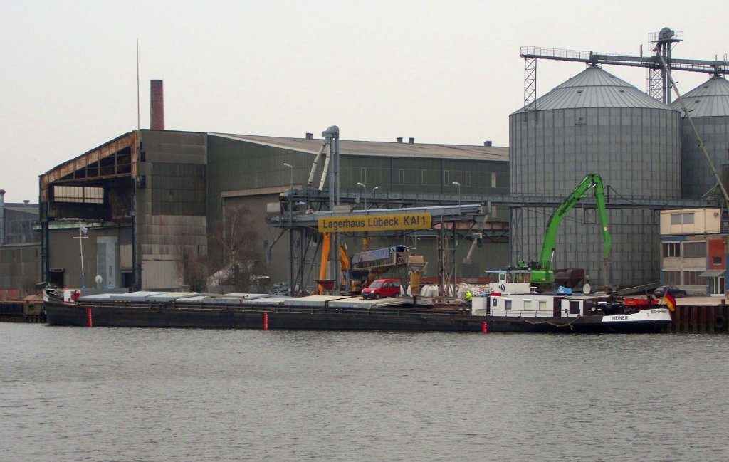GMS HEINER, ENI 04004160, die letzte Tonne Raps wird geladen und dann geht's in den ELK zur Elbe abwrts...  Aufgenommen: 7.3.2012