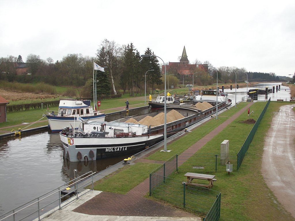 GMS HOLSATIA ENI 04013820 hat mit einer Ladung Kraftwerkssand in der Berkenthiner
Schleuse im Elbe Lbeck Kanal in Richtung Lbeck-Herrenwyk festgemacht...
Aufgenommen: 3.4.2012